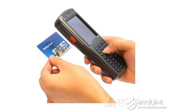 射频识别,RFID(Radio Frequency Identification)技术,又称无线射频识别,是一种通信技术,可通过无线电讯号识别特定目标并读写相关数据,而无需识别系统与特定目标之间建立机械或光学接触。射频的话,一般是微波,1-100GHz,适用于短距离识别通信。RFID读写器也分移动式的和固定式的,目前RFID技术应用很广,如:图书馆,门禁系统,食品安全溯源等。